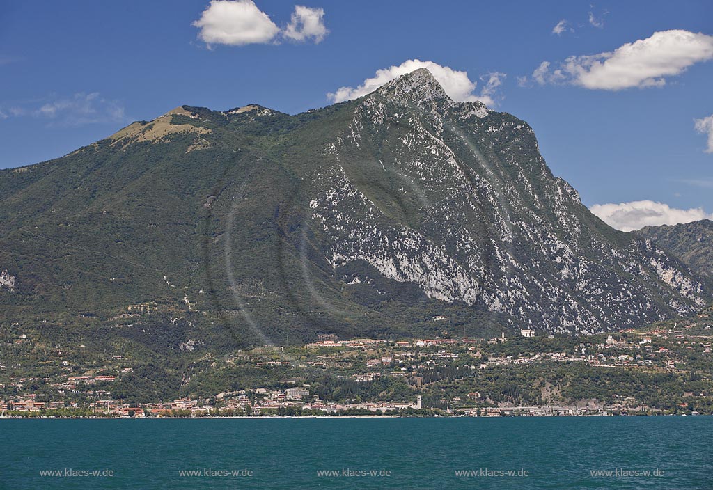 Monte Pizzocolo mit Toscolano-Maderno, Blick vom See zu dem Berg mit Toscolano Maderno; Mone Pizzocolo, view to the mountain with Toscolano-Maderno from lake Garda