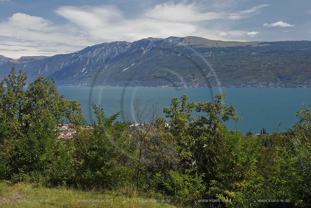 Toscolano-Maderno, Blick ueber Gardasee mit Monte Baldo Bergmassiv im Hintergrund; Toscolano-Maderno, view with  onto lake Garda and Monot Baldo massif in the background.
