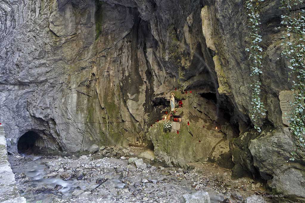 Tremosine Valle Brasa, die Brasa Schlucht, eine tiefe Felsenschlucht mit Bachlauf und einer Modonna im Felsen; Tremosine, val Brasa, canyon with a beck and a madonna in the rocks