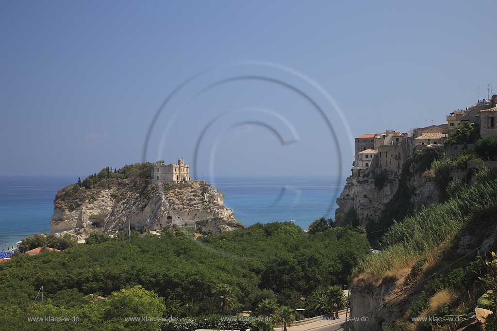 Blick auf die auf einem Felsen gelegene Wallfahrtskirche Chiesa Santa Maria dell'Isola in Tropea, Kalabrien, Italien mit Sicht auf das Meer und einem Teil vom Ort
