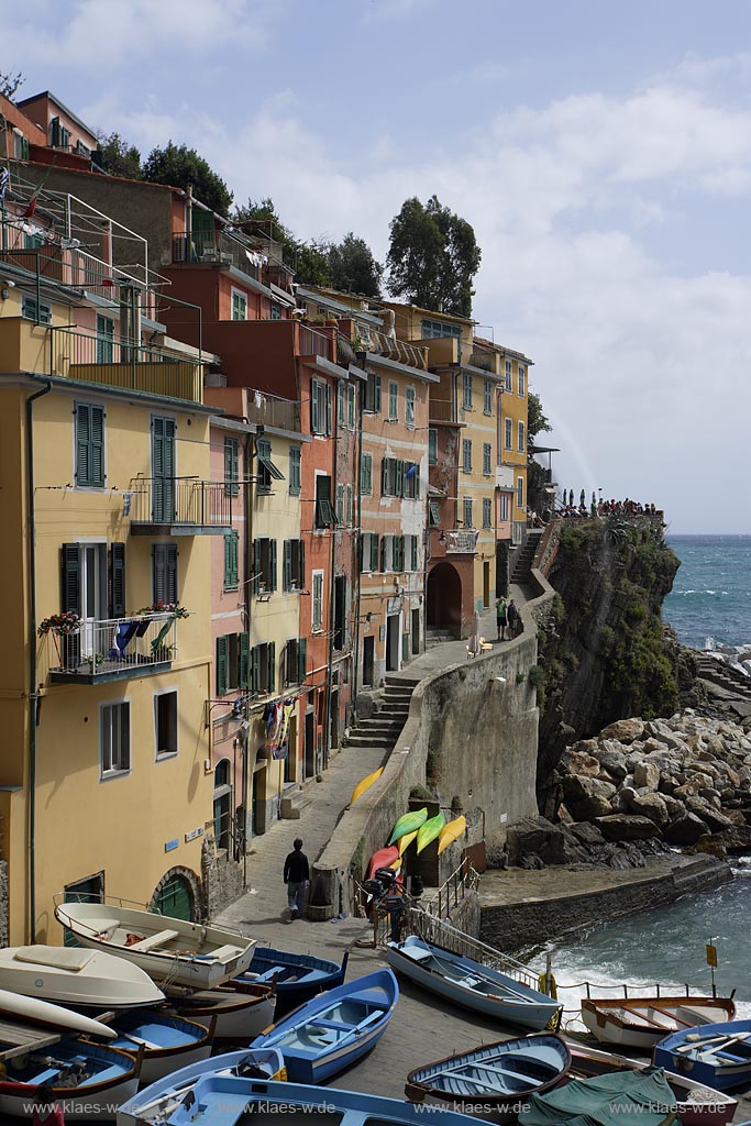 Riomaggiore, Chinque Terre, Huserfassaden mit Meerblick und Booten, Ligurien, Liguria 