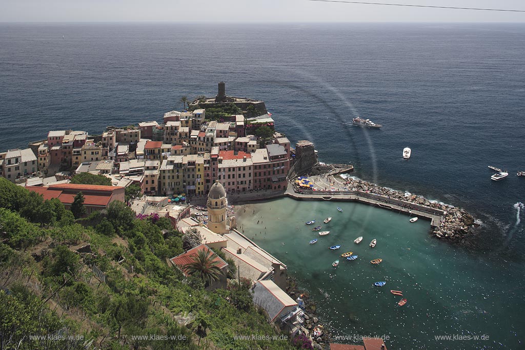 Vernazza, Cinque Terre, mit Blick auf Ort und Meer, Hafen