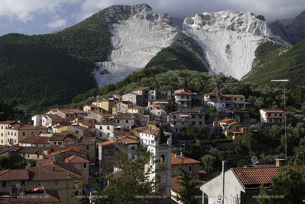 Codena, Carrara, Blick auf Codena mit Sicht auf Marmorbrueche, Marmorbrche, Toskana, Tuscany 