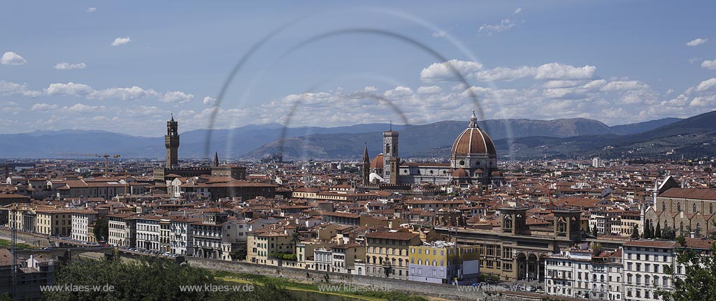 Florenz, Blick vom Piazzale Michelangelo auf die Stadt mit Palazzo Veccio links und Dom rechts; Florenz, view from Piazzale Michelangelo to the city with Palazzo Veccio on the left and the cathedral on the right side.