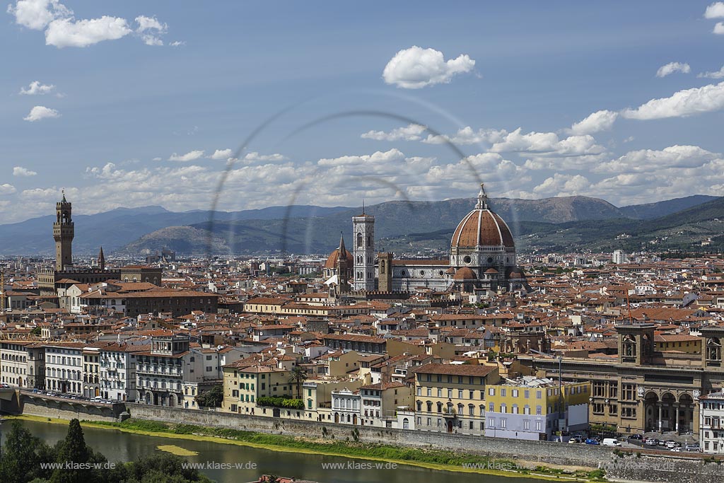 Florenz, Blick vom Piazzale Michelangelo auf die Stadt mit Palazzo Veccio links und Dom rechts; Florenz, view from Piazzale Michelangelo to the city with Palazzo Veccio on the left and the cathedral on the right side.