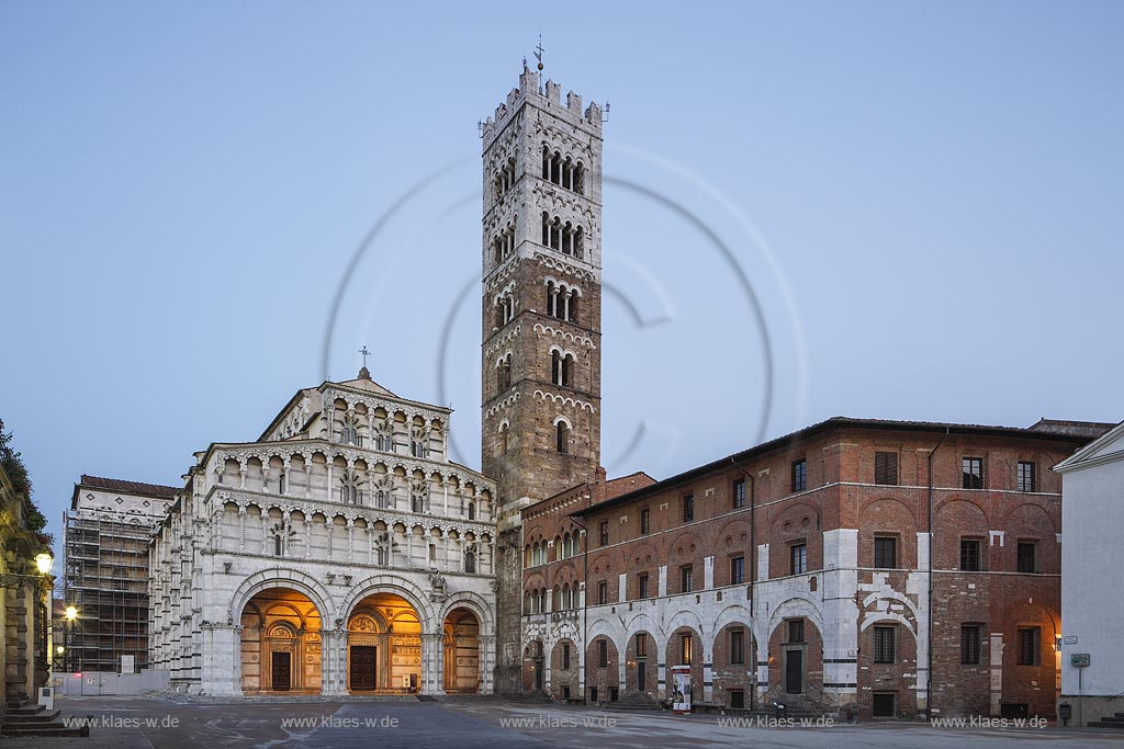 Lucca, Blick auf Dom San Martino, Kathedrale San Martino, zur blauen Stunde; Lucca, view to the cathedral San Martino, at blue hour.