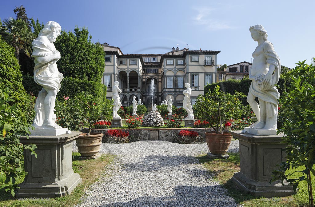 Lucca, Palazzo Pfanner Controni, Skulpturengarten; Lucca, Palazzo Pfanner Controni, sculpture-garden.