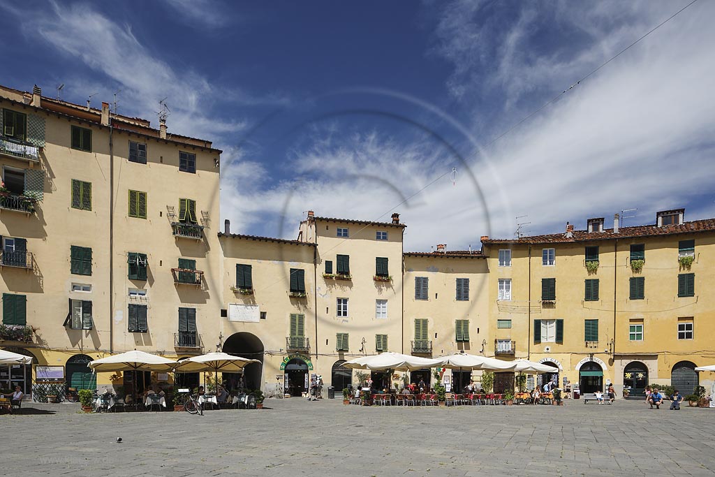 Lucca, Blick auf den Piazza dell Anfiteatro; Lucca, view to the Piazza dell Anfiteatro.