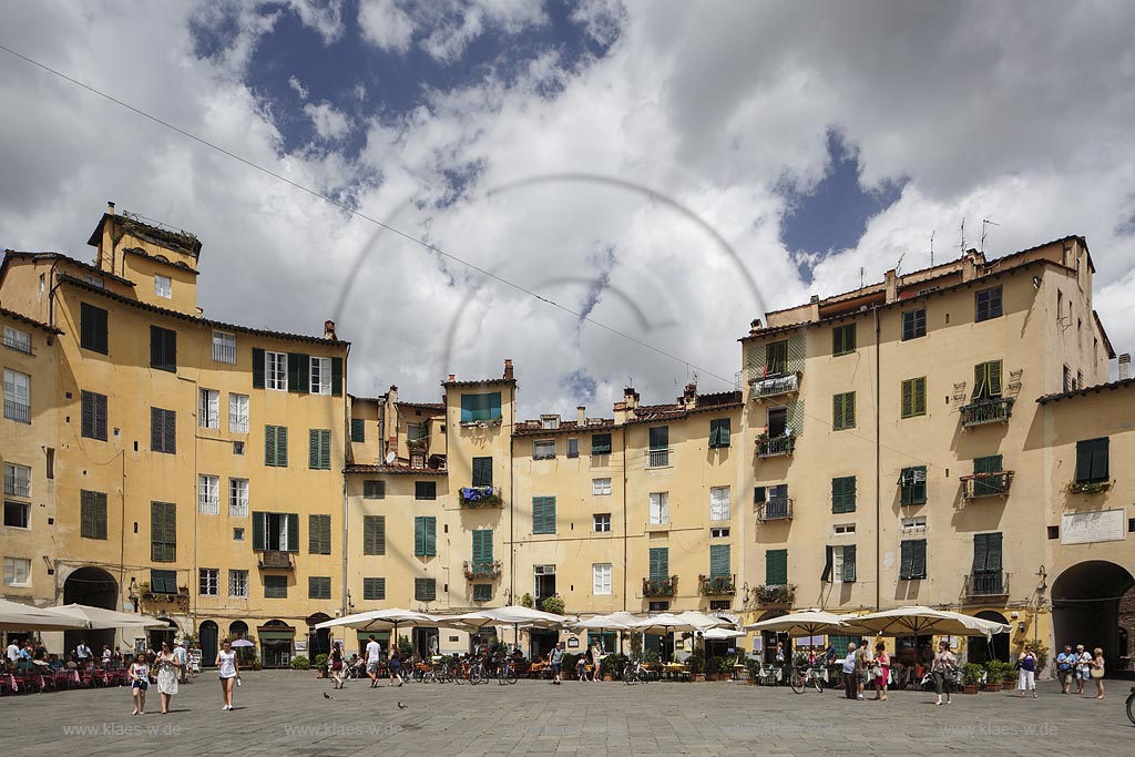 Lucca, Blick auf den Piazza dell Anfiteatro; Lucca, view to the Piazza dell Anfiteatro.