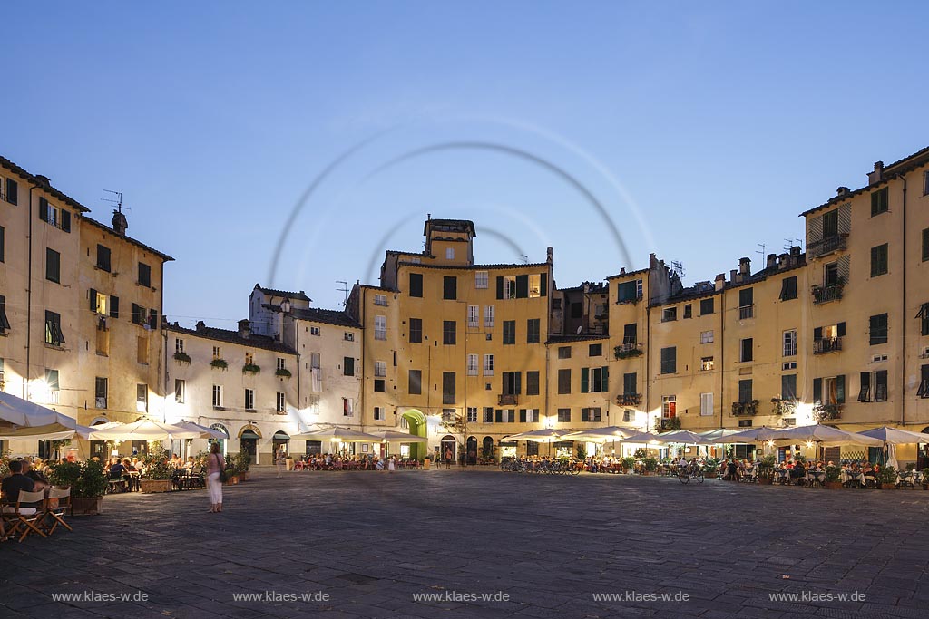 Lucca, Blick auf den Piazza dell Anfiteatro zur blauen Stunde; Lucca, view to the Piazza dell Anfiteatro at blue hour. 