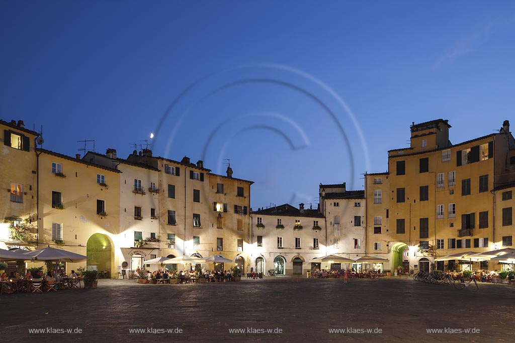 Lucca, Blick auf den Piazza dell Anfiteatro zur blauen Stunde; Lucca, view to the Piazza dell Anfiteatro at blue hour.