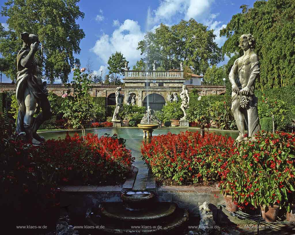 Lucca, Toskana, Tuscany, Blick in Garten des Pallazo, Palast Pfanner Controni mit Springbrunnen und Statuen