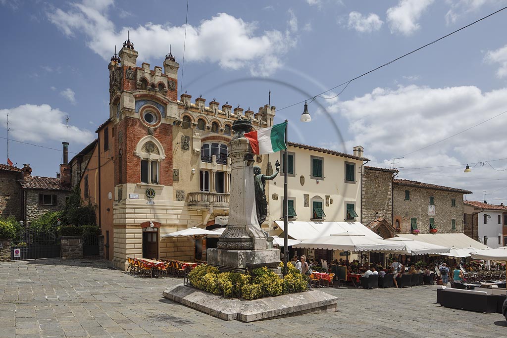 Blick auf Montecatini Alto, Dorfplatz piazza giusti  mit Denkmal ; view to Montecantini Alto, inner city with benchmark. 