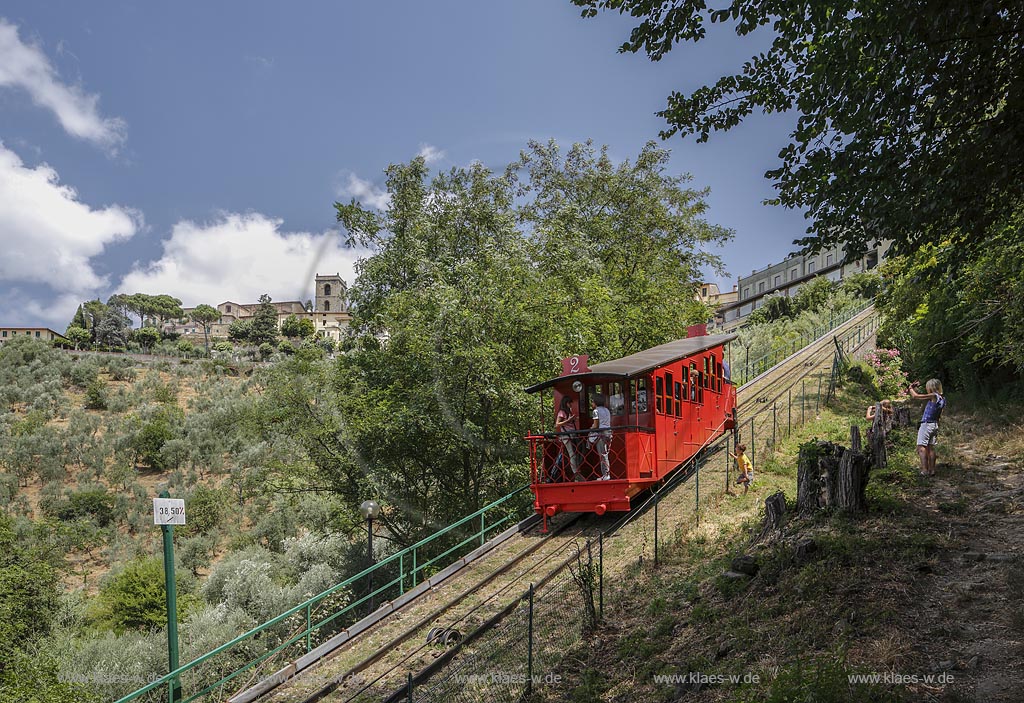 Blick auf Montecatini Alto mit Standseilbahn Funiculare; view to Montecantini Alto with cable railway Funiculare.
