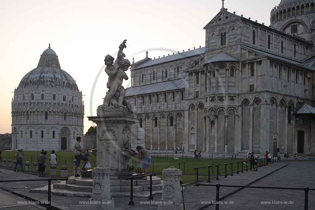Pisa, Blick auf den Dom Santa Maria Assunt, Baptisterium und Brunnen,  Toskana, Tuscany