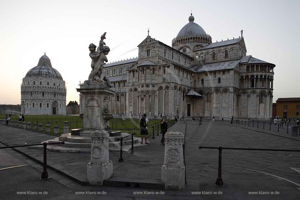 Pisa, Blick auf den Dom Santa Maria Assunt, Baptisterium und Brunnen,  Toskana, Tuscany