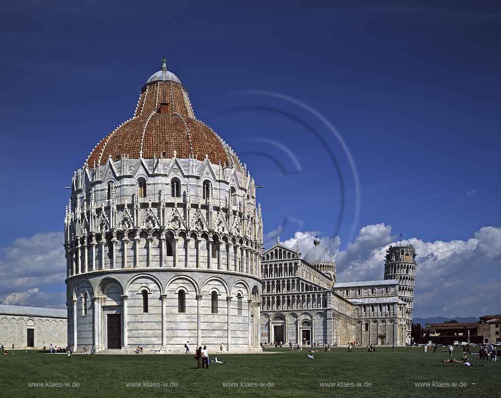 Pisa, Toskana, Tuscany, Blick auf Piazza Dei Miracoli, Platz der Wunder, mit Sicht auf Baptisterium, Dom und schiefem Turm von Pisa