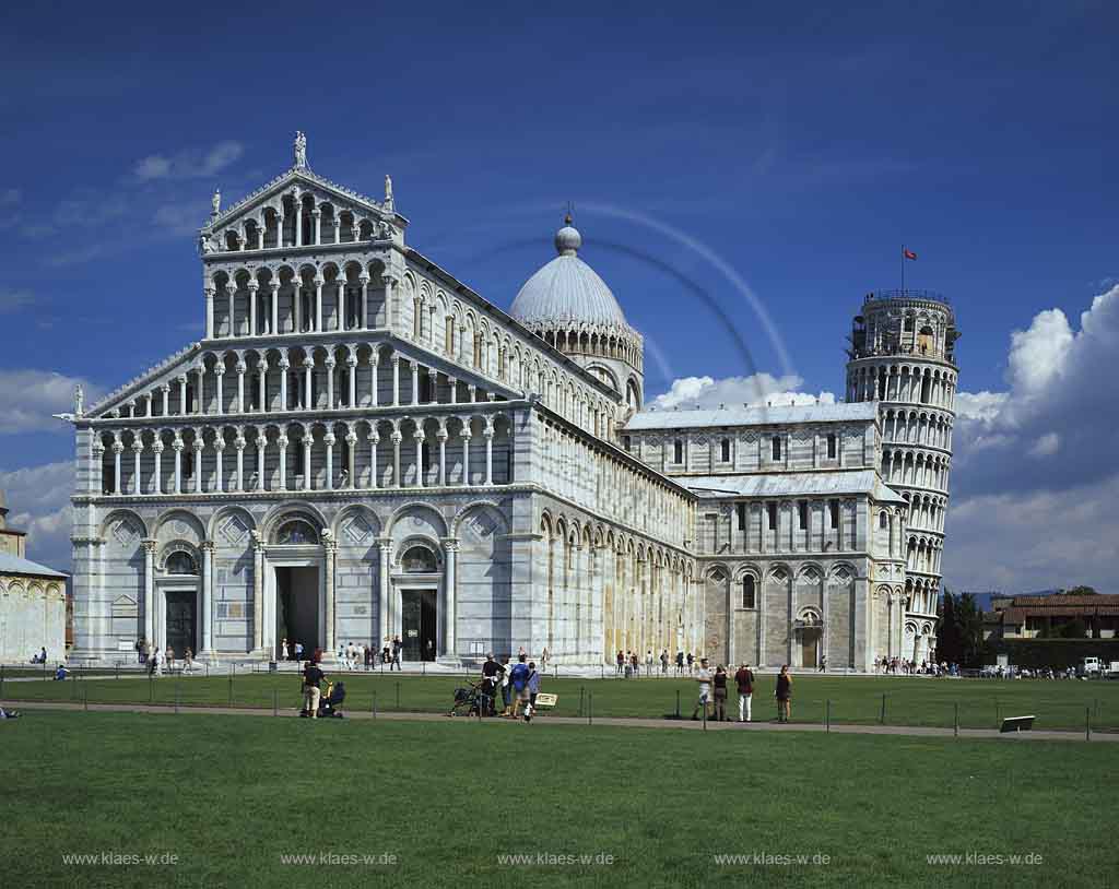 Pisa, Toskana, Tuscany, Blick auf Piazza Dei Miracoli, Platz der Wunder, mit Sicht auf Baptisterium, Dom und schiefem Turm von Pisa 
