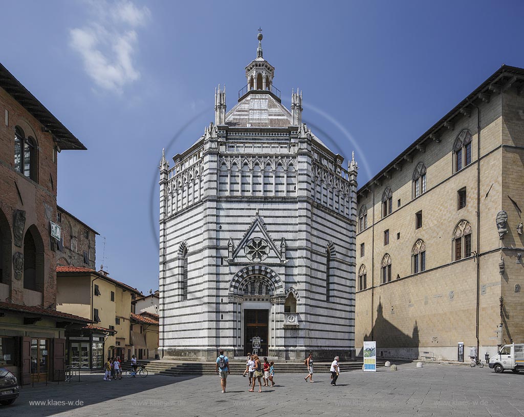 Pistoia, Baptisterium, Battistero San Giovanni am Piazza del Duomo; Pistoia, baptistery  San Giovanni at the place Piazza del Duomo.