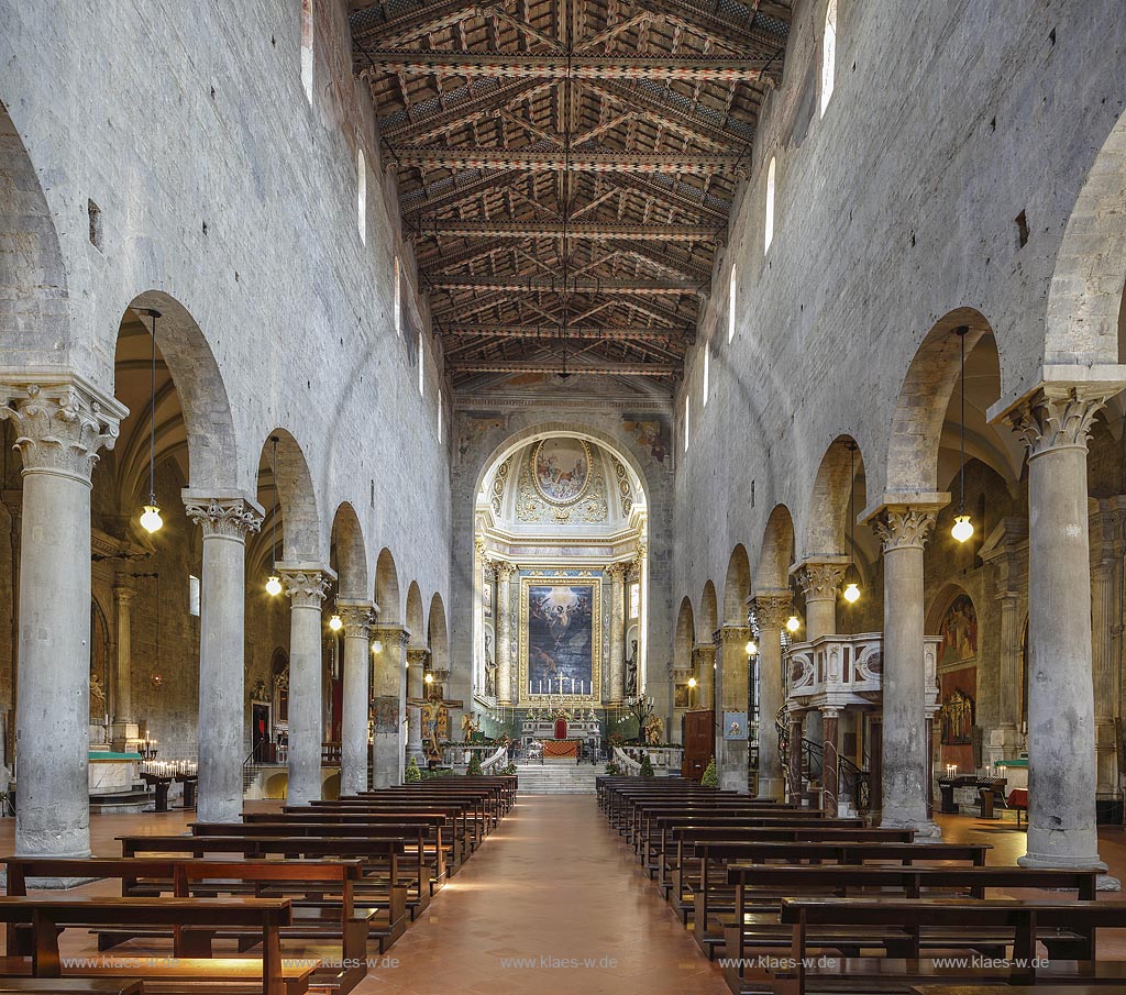 Pistoia, Innenansicht Dom, Kathedrale San Zeno, Blick durchs Langhaus zum Altar; Pistoia, indoor photo of the cathedral , view trough the nave to the altar.