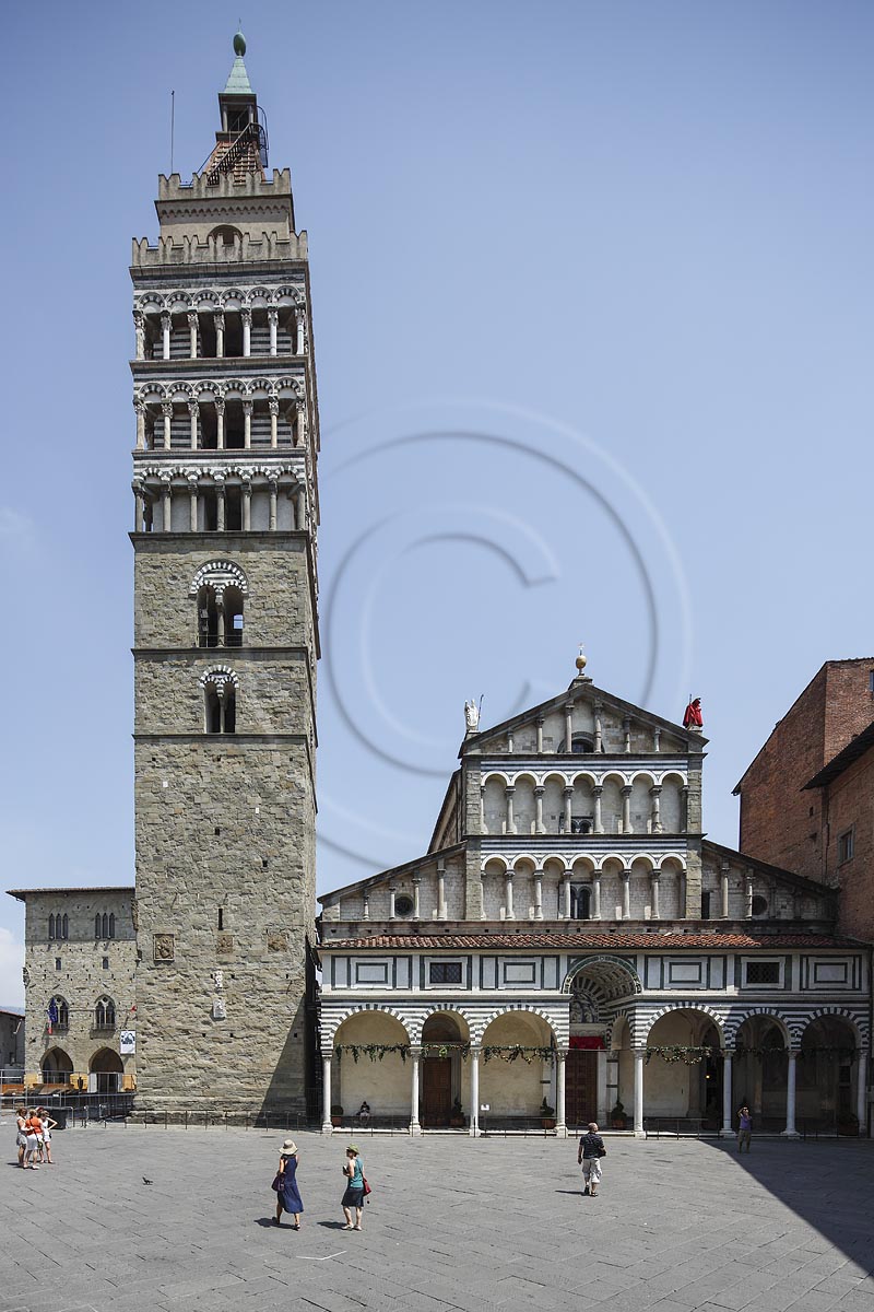 Pistoia, Piazza del Duomo,  Blick zum Dom, Kathedrale San Zeno; Pistoia, place Piazza del Duomo, view to he cathedral San Zeno.