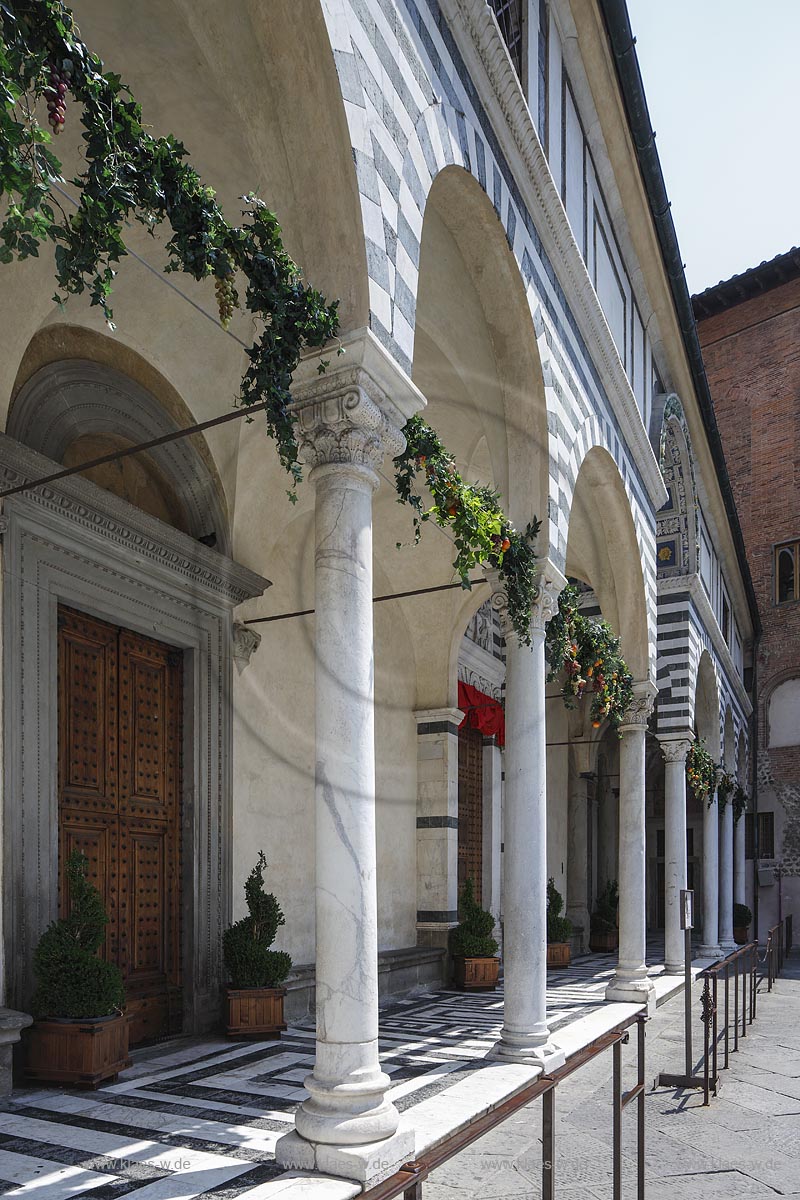 Pistoia,  Blick zum Dom, Kathedrale San Zeno  mit Hauptportal und Arkaden; Pistoia, view to the cathedral San Zeno with main portal and arcaded sidewalk.