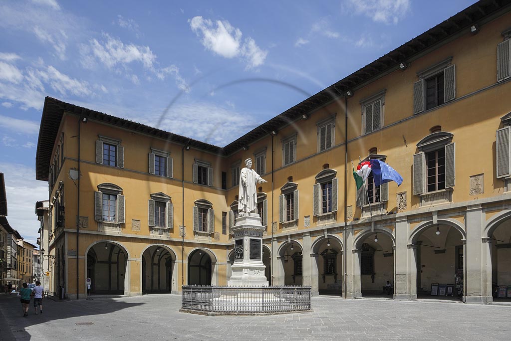 Prato, Francesco di Marco Datini-Denkmal vor Rathaus palazzo comunale; Prato, benchmark of Francesco Marco Datini in front of town hall palazzo comunale