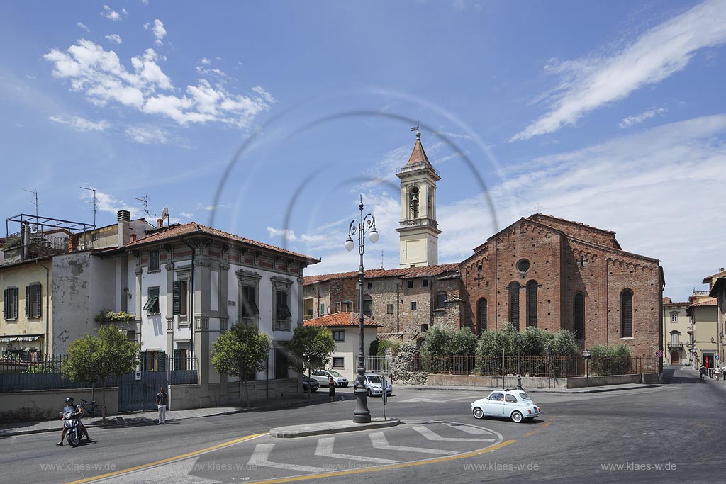 Prato, San Francesco-Apsis von aussen, Ziegelbau, vorne Strassenverkehr mit Klasssiker Fiat 500 Oldtimer; Prato, apsis of San Francesco,  exterior view, brick building.