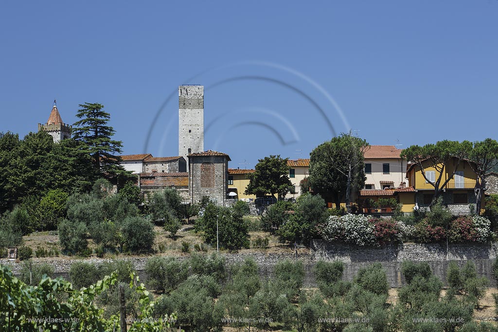 Serravalle Pistoiese, Blick zum Ort  mit der Turm Torre del Barbarossa in der Bildmitte; Serravalle Pistoiese, view to the village with  Barbarossa tower in the middle.