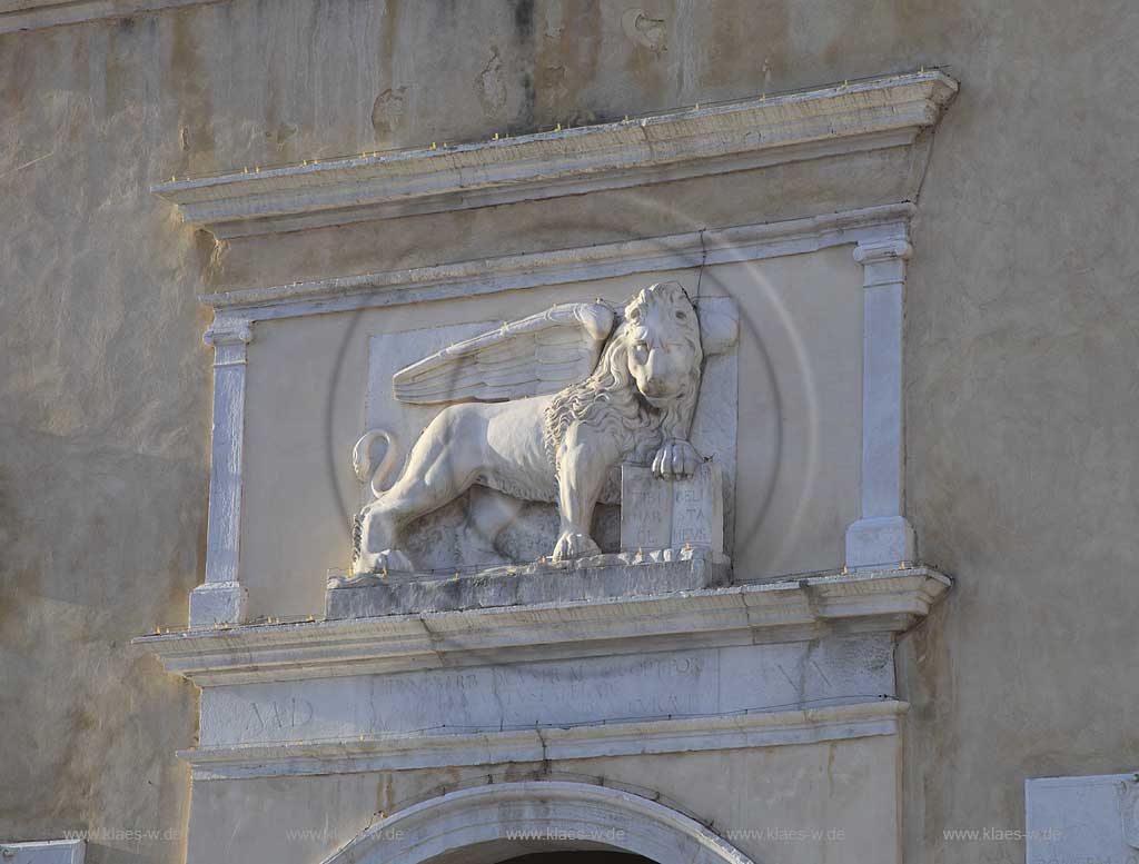 Chioggia ehemaliges Stadttor Porta di Santa Maria Assunta mit Relief des Markuslloewen; old town gate with relief of st mark's lion 