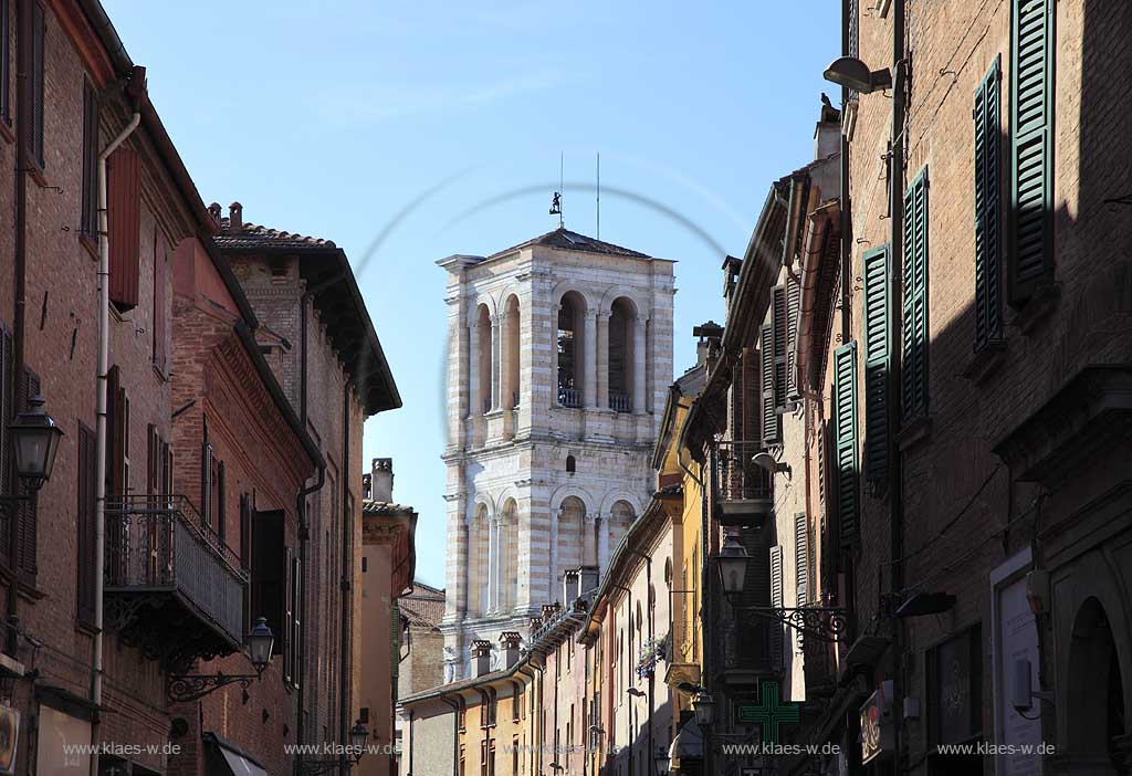 Ferrara Alststadt, Blick von Via Mazzini zum Glockenturm der Kathedrale Chiesa San Giorgio; Old town , view from Via Mazzini to towr of cathedrale San Giorgio