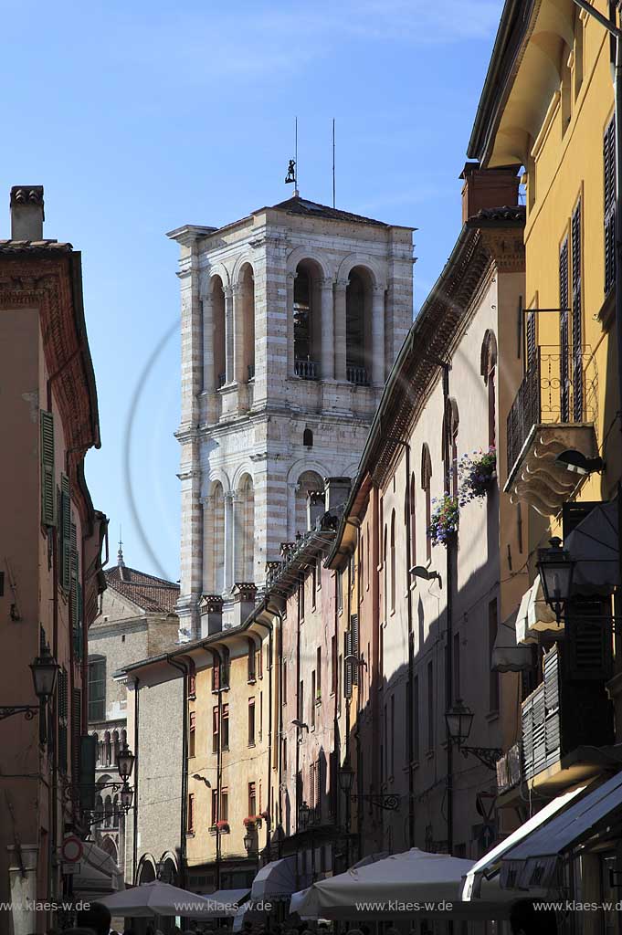 Ferrara Alststadt, Blick von Via Mazzini zum Glockenturm der Kathedrale Chiesa San Giorgio; Old town , view from Via Mazzini to towr of cathedrale San Giorgio