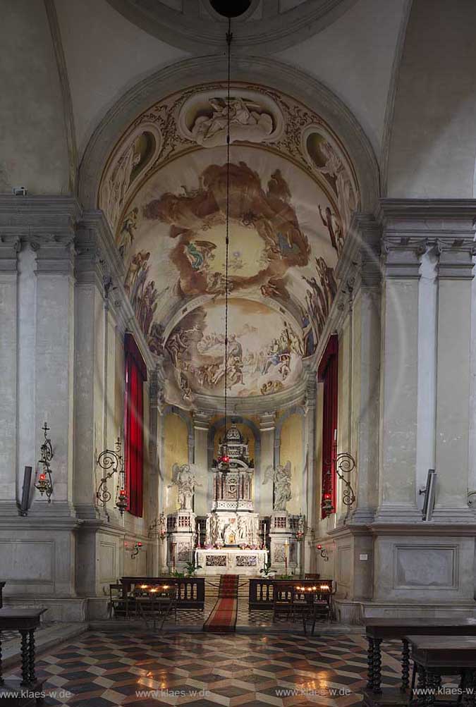 Padua Basilika Santa Giustina innen mit Blick in den Chor zum Altar; Basilica San Giustina