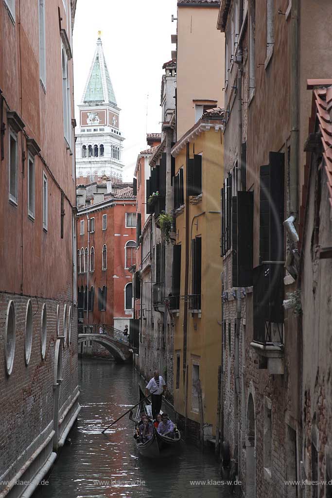Venedig ein Kanal mit Gondel, Gondoliere, im Hintergrund der Glockenturm Camapanile San Marco; Venice a canal with gondola and gondolier, in background tower Campanile of San Marco