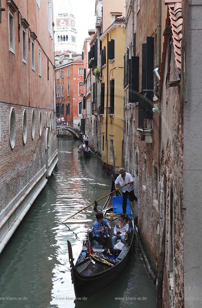 Venedig ein Kanal mit Gondel, Gondoliere, im Hintergrund der Glockenturm Camapanile San Marco; Venice a canal with gondola and gondolier, in background tower Campanile of San Marco