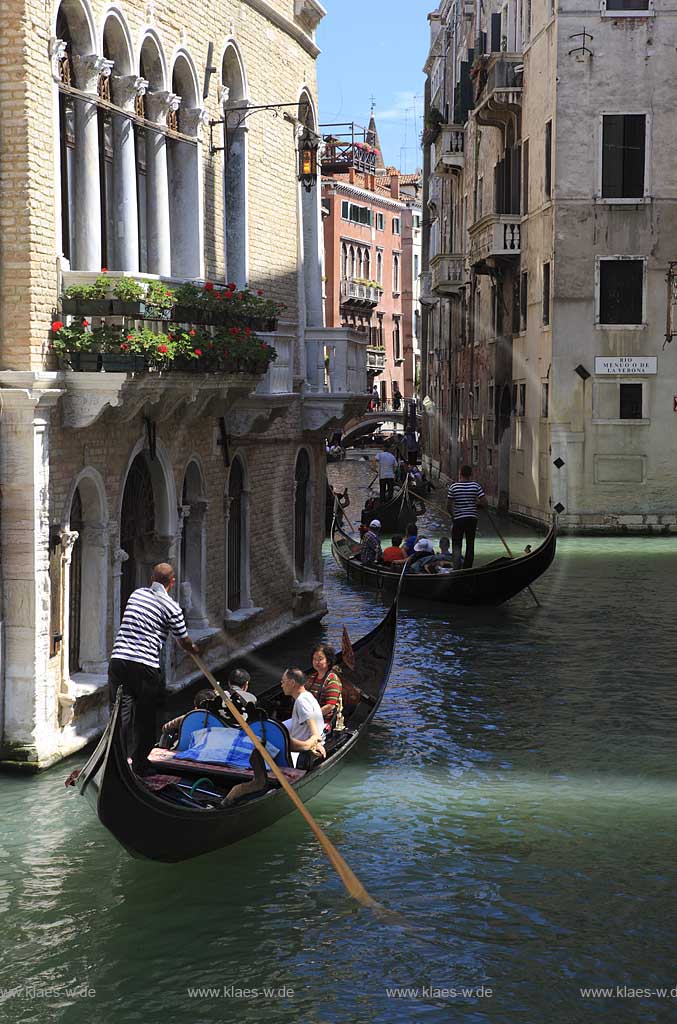 Venedig mehrere Gondeln mit Gondoliere auf Rio Menuo o de la Verona; Venice several gondola with gondolers on rio Menuo o de la Verona