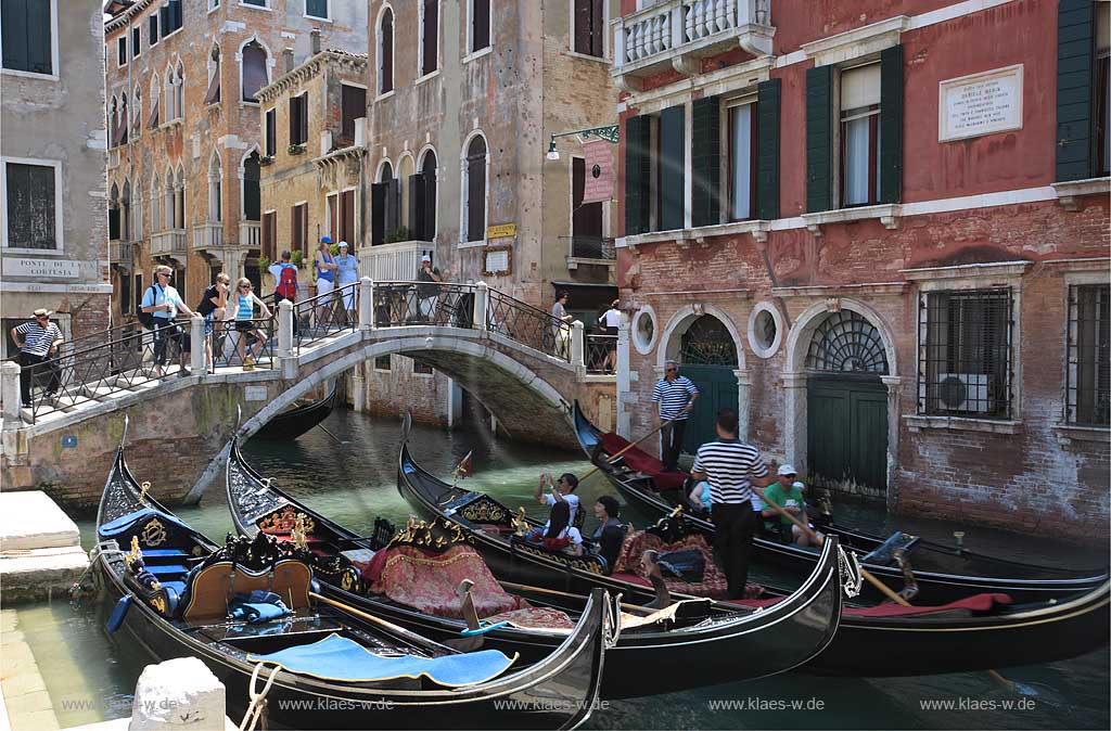 Venedig mehrere Gondeln vor Bruecke Ponte de la cortsia; Venice several gondola with gondoliers at bridge Ponte de la cortisa