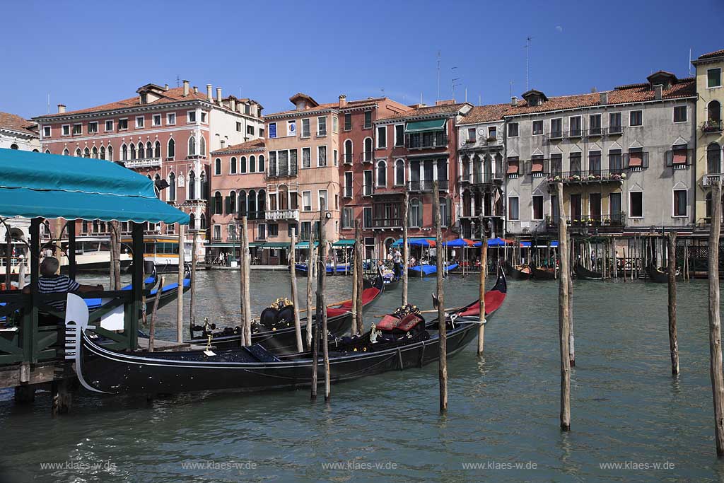 Venedig, Rialto, Blick von Riva del Vin auf Kanal Grande mit mehreren Gondeln an Holzpfahl Gondola Service; Venice Rialto view from Riva del Vin to Canal Grande with several gondola at spile and gondola service