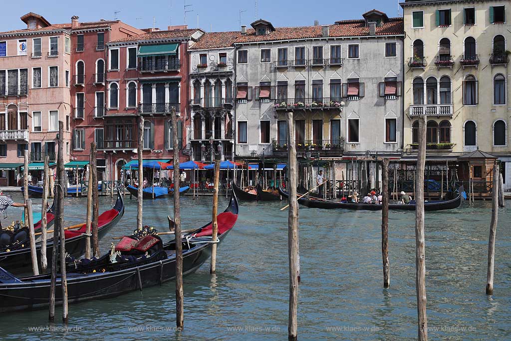 Venedig, Rialto, Blick von Riva del Vin auf Kanal Grande mit mehreren Gondeln an Holzpfahl Gondola Service; Venice Rialto view from Riva del Vin to Canal Grande with several gondola at spile