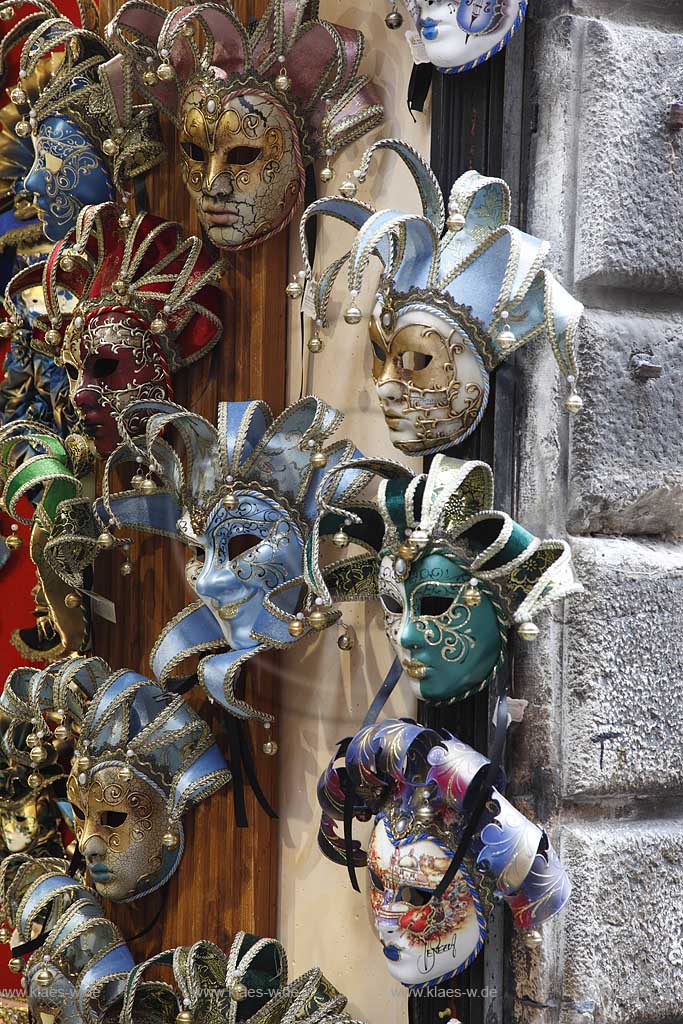 Venedig Rialto Datail, venezianische Masken am Eingang eines Souveniersgeschaeftes auf der Rialto Bruecke;  Venice, venetian masks at the entrance of a souvenir shop at Rialto bridge