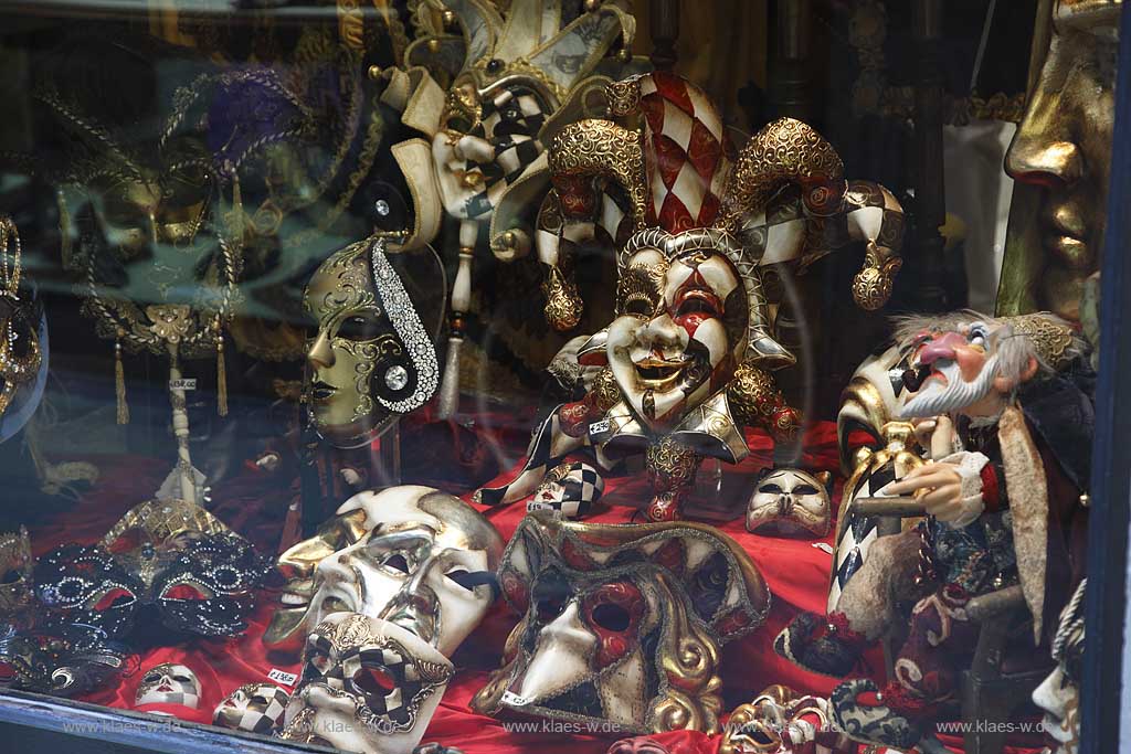 Venedig Blick in Schaufenster eines Kunstgewerbe Geschaeftes mit hochwertigen venezianischen Masken und Souveniers; Venice view into shop window of a high quality arts and crafts shop of venetian masks and souvenirs
