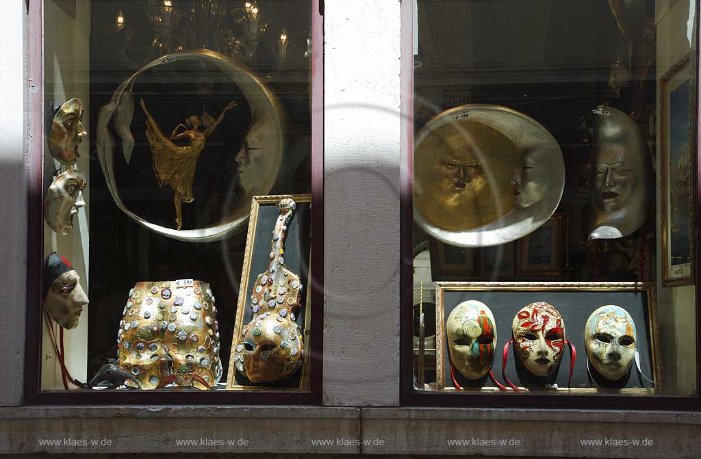 Venedig Blick in Schaufenster eines Kunstgewerbe Geschaeftes mit hochwertigen venezianischen Masken und Souveniers; Venice view into shop window of a high quality arts and crafts shop of venetian masks and souvenirs