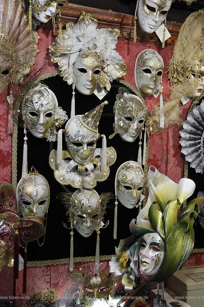 Venedig La Venexiana Atelier Shop Frezzeria San marco, Blick in das Kunstgewerbe Geschaeft mit hochwertigen venezianischen Masken; Venice view into a high quality arts and crafts shop of venetian masks