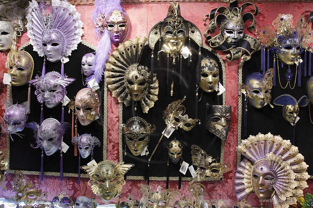 Venedig La Venexiana Atelier Shop Frezzeria San marco, Blick in das Kunstgewerbe Geschaefte mit hochwertigen venezianischen Masken; Venice view into a high quality arts and crafts shop of venetian masks