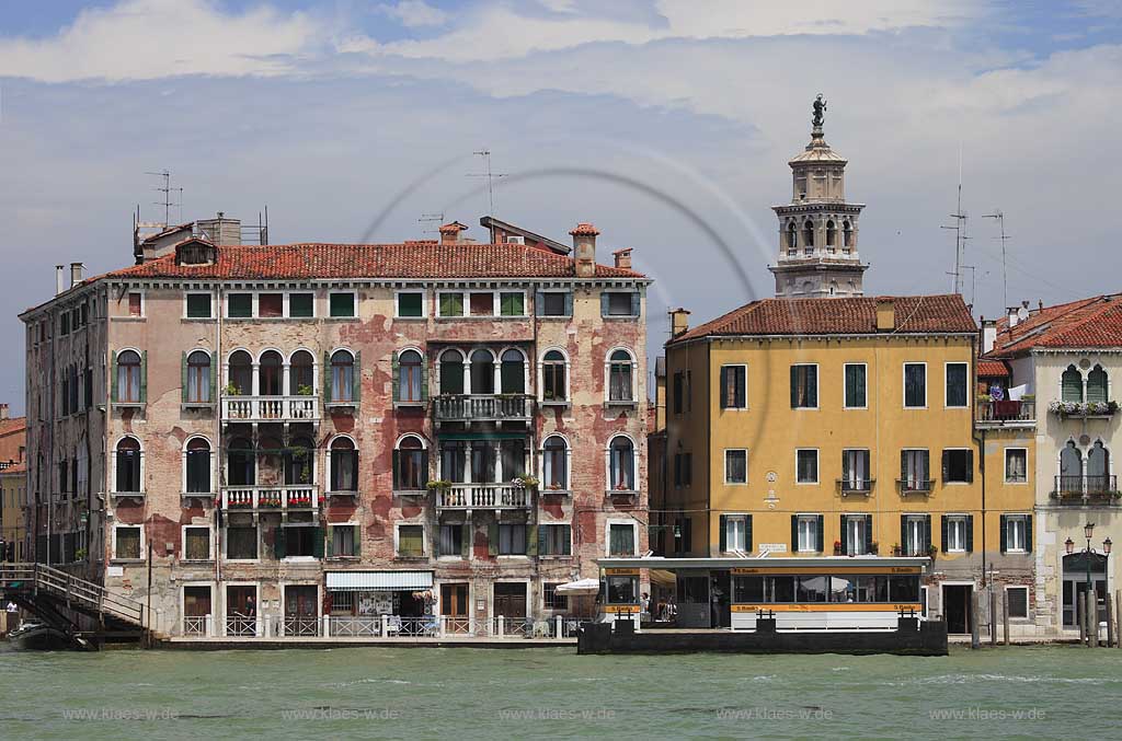 Venedig Blick von Faehre auf Gebaeude, Fassaden am Zattare al Ponte Lungo; Venice view from ferryboat to house fronts of Zattare al Ponte Lungo