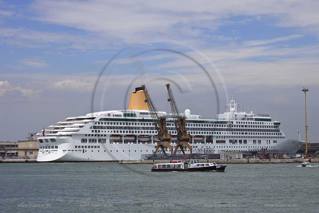 P und O Reisen Kreuzfahrt Schiff MV Aurora im Hafen von Venedig; P & O Cruises, Cruise Ship Aurora in port of Venice, guests travelling mediterranen cruises 
