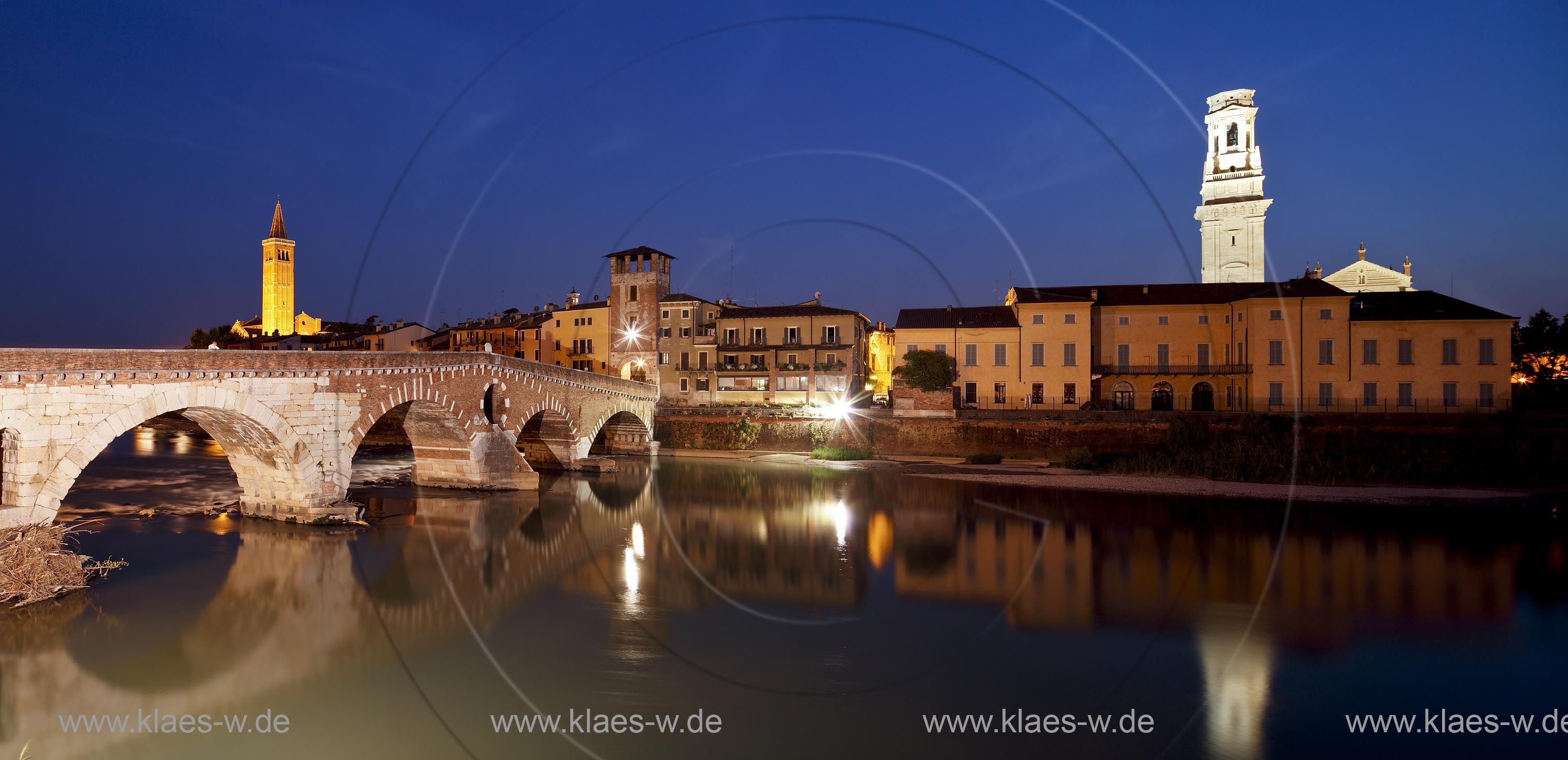 Verona, Panorama Blick ueber den Fluss Etsch mit dem Ponte Pietra und Dom zur blauen Stunde; Verona, panoramaviiew over Adige river with Ponte Pietra and Dome during blue hour