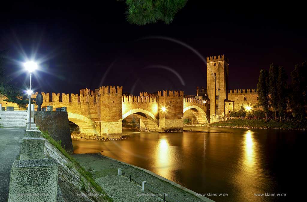 Verona, Nachtaufnahme der Scaliger Bruecke mit Castelvecchio und dem Fluss Etsch; Verona, night image of scaliger bridge with castelveccio and Adige river