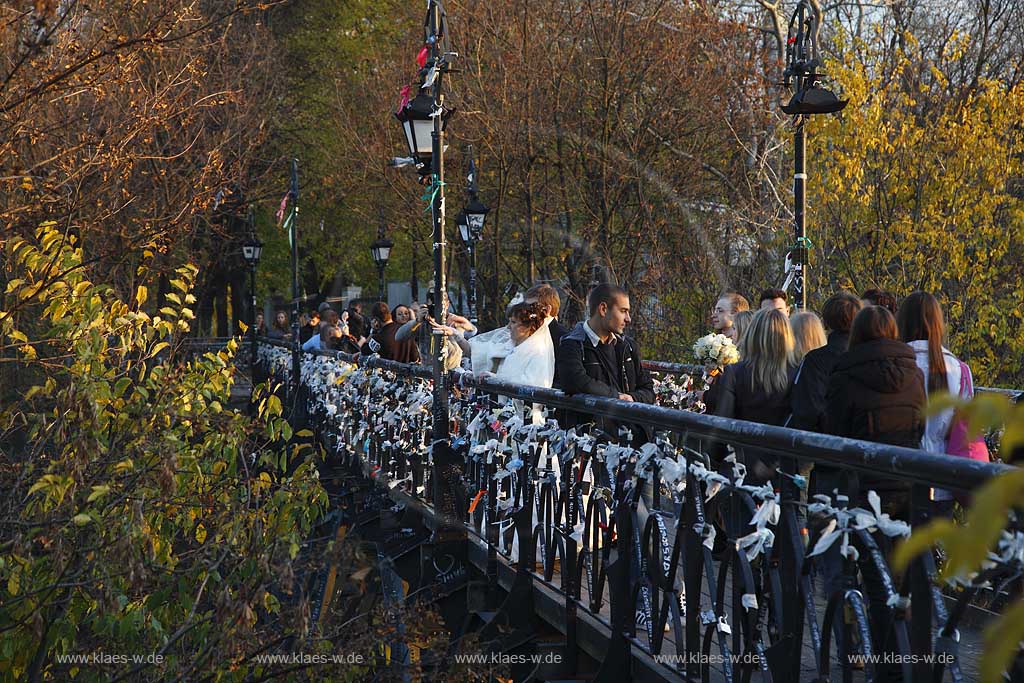Kiew Parkbruecke oder auch Teufelsbruecke bzw. Bruecke der Verliebten im Chrestschatyj  Chrescatyj Park mit Vorhaengeschloessern und Baendern symbolisch von frisch vermaehlten, verheirateten Paaren am gusseisernen Gelaender befestigt . Khreshatyk Gardens with the metal pedestrians bridge known as the Kissing bridge 