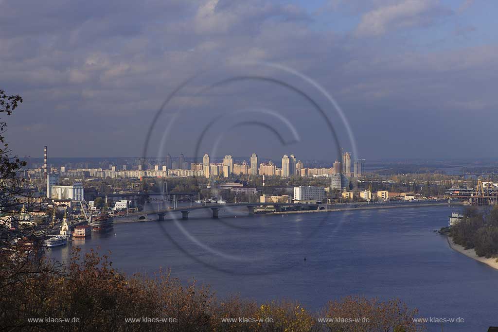Kiew, Panorama Blick auf den Dnepr mit Flusshafen Retschnoj Woksal, der Kirche Nikolaus des Wundertters vom Architekten J. Losyz'kyj, die gerade ber dem Wasserspiegel des Flusses steht, den Hochhaeusern am westlichen Fussufer 